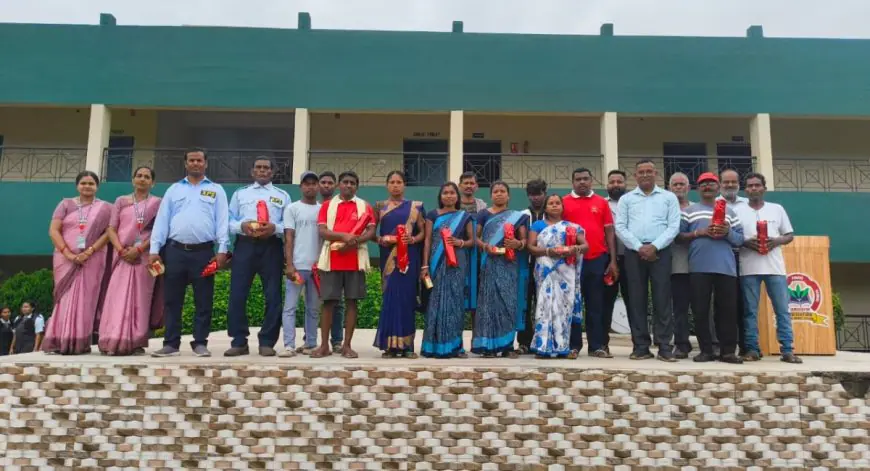 Xavier School Dorkasai Labour Day: सुरक्षा गार्ड के भाषण ने मोहा मन, कर्मचारियों को उपहार देकर किया सम्मानित