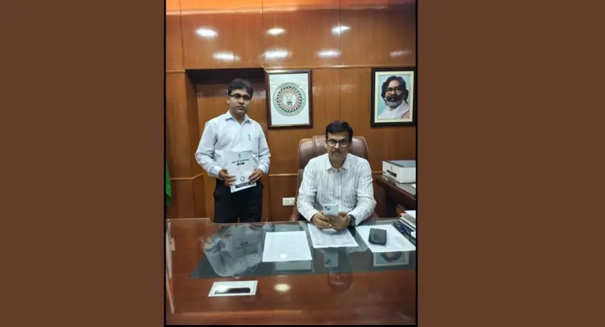 Jamshedpur DC Census: डीसी राजीव रंजन ने खुद पूरी की सेल्फ गणना, बोले- भविष्य की नींव है यह अभियान