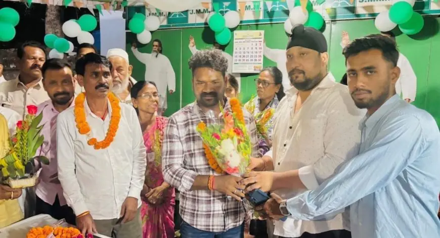 Sakchi JMM Office: युवा नेता सिमरन भाटिया ने विक्टर सोरेन को गुलदस्ता देकर किया स्वागत, बोले- संगठन होगा और मजबूत