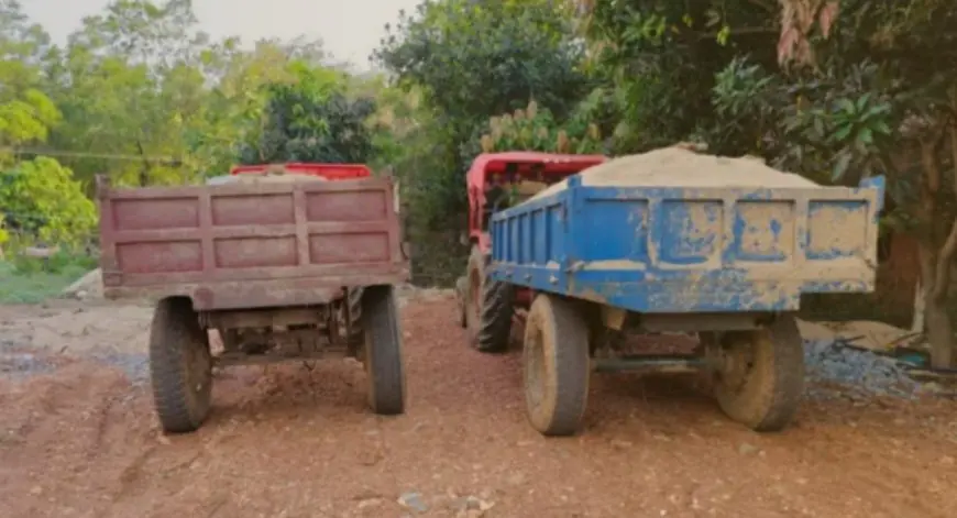 Chandil Sand Mining: सपादा गांव में अवैध बालू लदे दो ट्रैक्टर जब्त, 200 CFT बालू बरामद