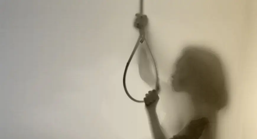 Adityapur Suicide: माता-पिता शादी में गए थे, 10 दिन से घर में थी अकेली, युवती ने लगा ली फांसी