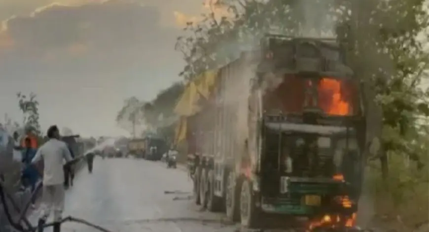 Hazaribagh Truck Fire: NH-19 पर चलती ट्रक में अचानक लगी आग, केबिन पूरी तरह जला, चालक ने कूदकर बचाई जान