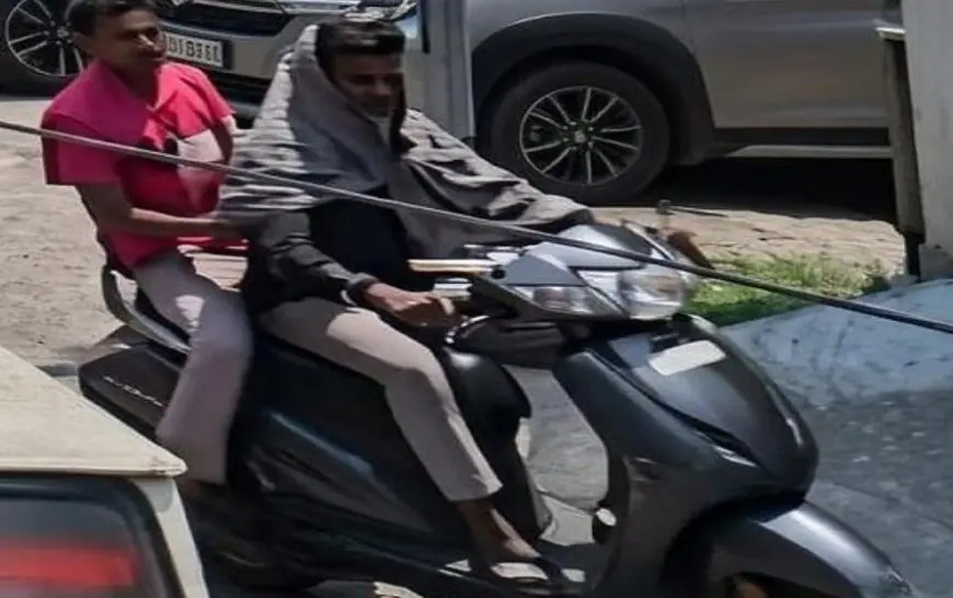 Adityapur Scooter Theft: सिक्योरिटी कार्यालय के ठीक सामने दिनदहाड़े चोरी, CCTV में कैद हुए दो चोर
