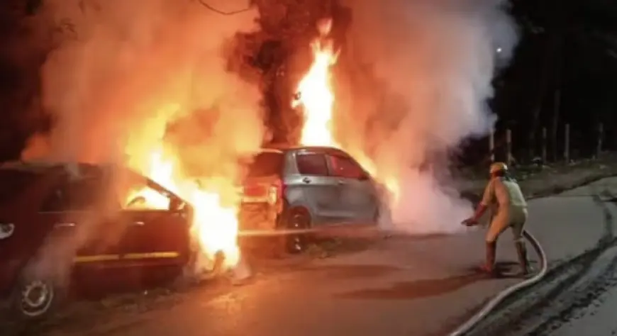Golmuri Car Fire: अवैध सेकेंड हैंड शोरूम में लगातार दूसरे दिन आग, 2 कारें जलकर खाक, शरारत की आशंका