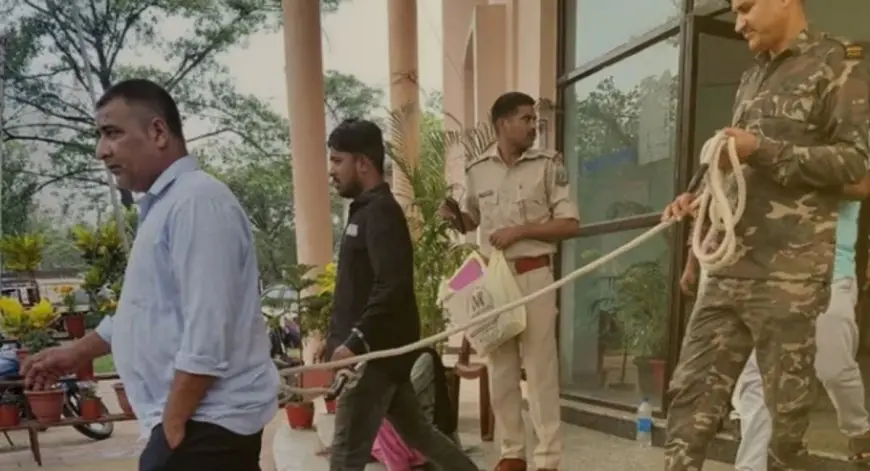 Dhanbad Traffic Police : धनबाद में शराबी चालक का हाईवोल्टेज ड्रामा, पुलिस से धक्का-मुक्की और फाड़े सरकारी कागजात, 2 गिरफ्तार
