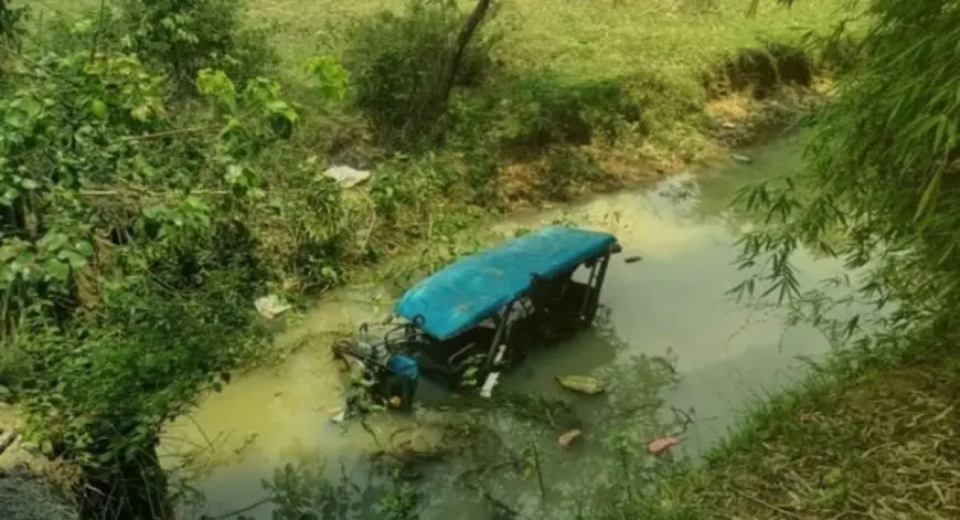 Ichak E-Rickshaw Accident: बरवां नदी में गिरा ई-रिक्शा, 8 यात्री घायल, दो की हालत गंभीर