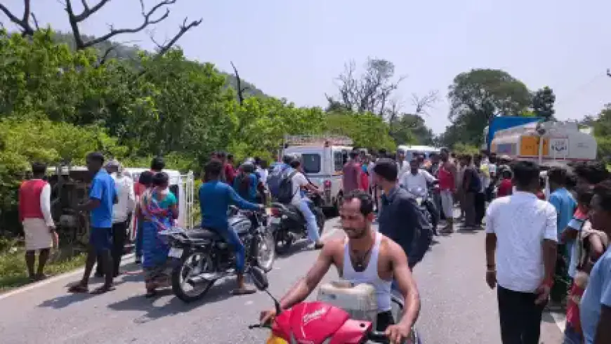 Patamda Tanker Crash: तेज रफ्तार टैंकर ने मैजिक वैन को मारी टक्कर, वैन पलटी, 10 से अधिक यात्री घायल