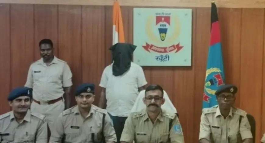 Khunti PLFI Arrest: प्रतिबंधित उग्रवादी संगठन के सक्रिय सदस्य को पुलिस ने दबोचा, पिस्तौल-गोलियां बरामद