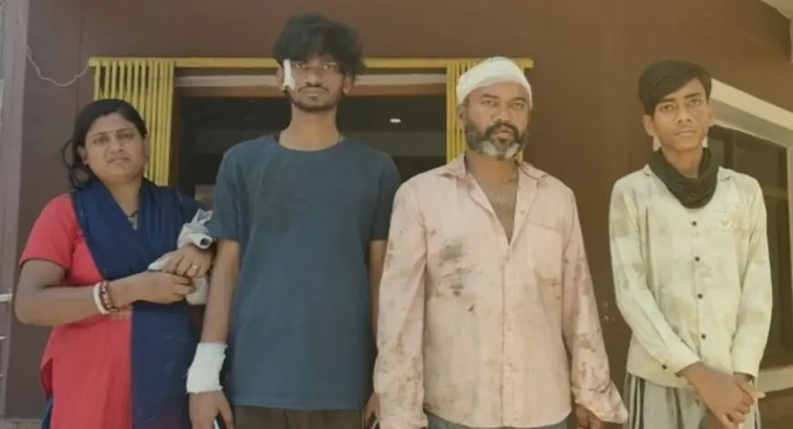 Adityapur Brutal Attack: फास्ट फूड लेट होने पर भड़के युवक, दुकानदार और दो बेटों पर चाकू से किया हमला