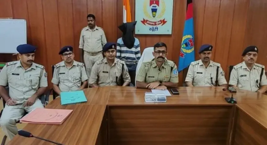 Khunti Police Action: 231 किलो अवैध डोडा बरामद, तस्कर फरार; वांछित आरोपी देशी कट्टा के साथ गिरफ्तार