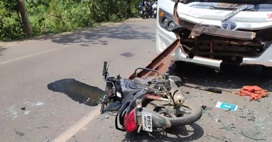 Chaibasa Horror :  कुजू मोड़ पर मां पार्वती बस ने बाइक सवार को सामने से रौंदा, उड़ गए परखच्चे, तड़पता छोड़ भागा ड्राइवर