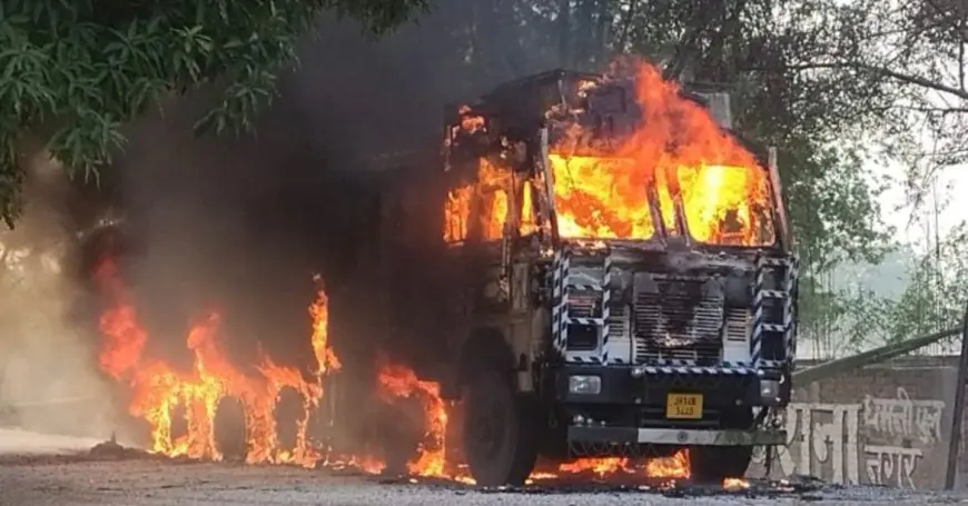 Garhwa Truck Fire : ब्लीचिंग पाउडर लदा ट्रक धू-धू कर जला, पूरी तरह राख