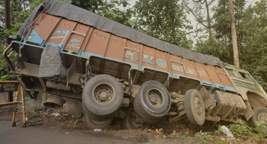 Seraikela Accident : ट्रक चालक को आई नींद, ऑल्टो-स्कॉर्पियो-अर्टिगा समेत तीन गाड़ियां बर्बाद