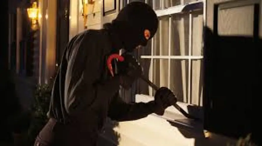 Ranchi Heist: सिविल कोर्ट कर्मी के सूने घर का ताला तोड़कर चोरों ने उड़ाया कैश और जेवर, चतरा में था परिवार