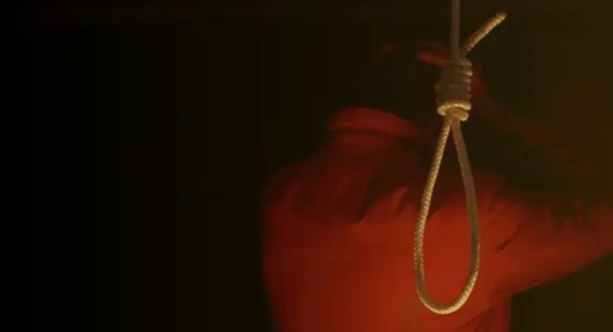 Jamshedpur Suicide : निर्मलनगर में प्लंबर विजय दास ने फंदे से लटककर दी जान, पत्नी बच्चों को ट्यूशन छोड़ने गई थी और पीछे हो गया महा-हादसा