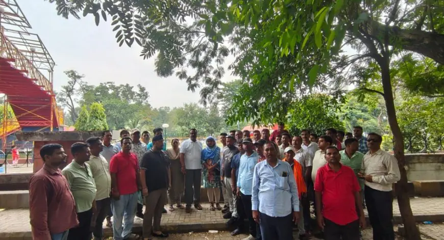 Jamshedpur Protest:  SBI से सुरक्षा कर्मियों की अचानक छुट्टी पर भड़का महा-आक्रोश, झामुमो नेता बब्बन राय ने किया DC दफ्तर पर आर-पार की जंग का ऐलान