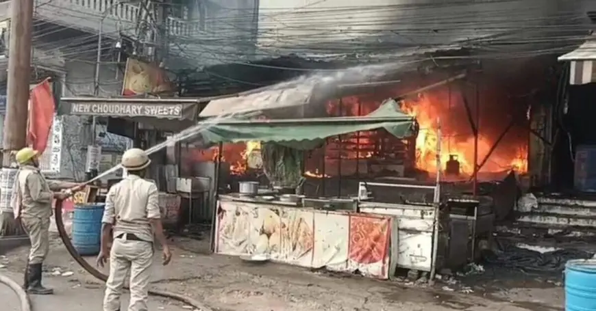 Dhanbad Fire : चौधरी स्वीट्स में लगी भीषण आग से मची भयंकर तबाही, शॉर्ट सर्किट या गैस रिसाव के सस्पेंस के बीच लाखों का सामान स्वाहा!