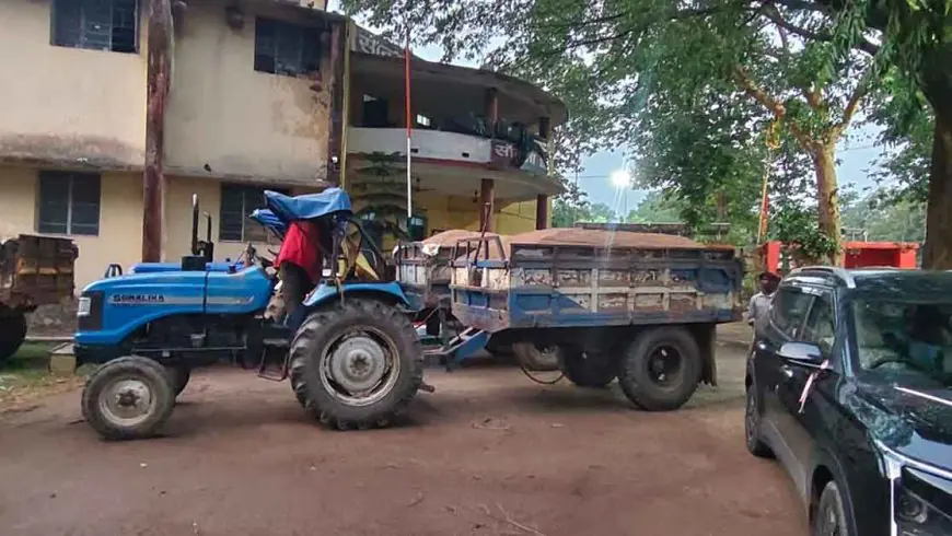Chaibasa Raid: आधी रात को सोनुवा में खनन विभाग का छापा, अवैध बालू लदे तीन ट्रैक्टर जब्त!