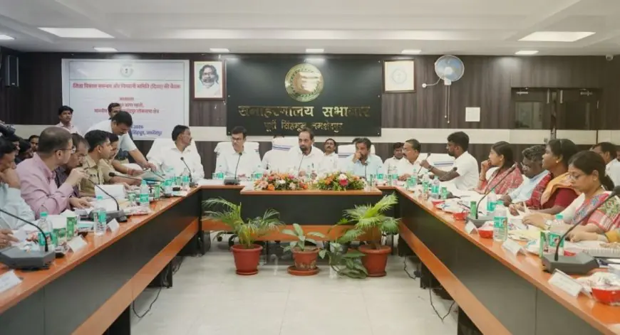 Jamshedpur DC Meeting : समाहारणालय में 'दिशा' की महा-समीक्षा बैठक में गरजे सांसद विद्युत वरण महतो, जर्जर स्कूल भवनों को 7 दिनों में ध्वस्त करने का विधिक अल्टीमेटम!