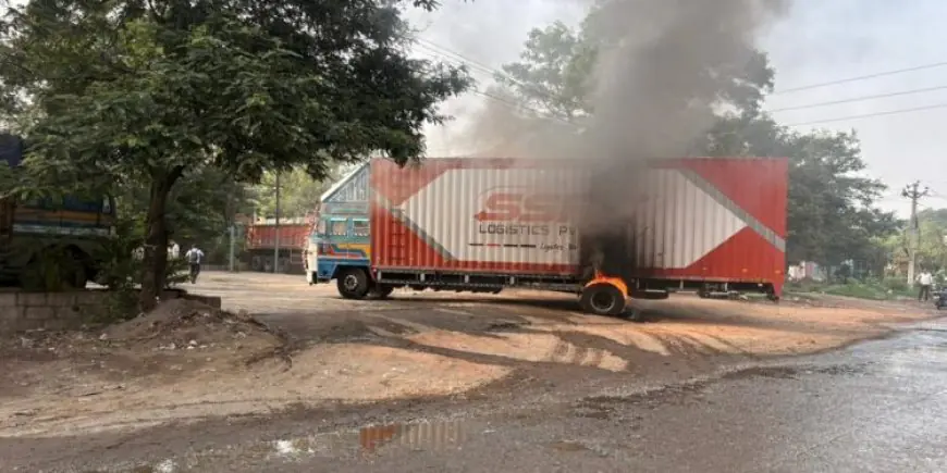 Adityapur Fire: पम्मी कांटा के पास हाईटेंशन तार से टकराया विशाल कंटेनर, भड़की भयावह आग!