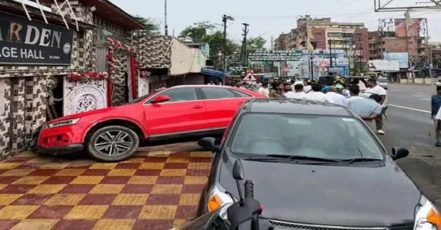 Mango Crash: चेपा पुल के पास बेकाबू तेज रफ्तार ऑडी मैरेज हॉल की दीवार से टकराई, बड़ा हादसा टला!