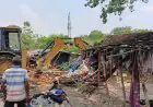 Chakradharpur Action:  गैंगखोली में रेलवे का चला पीला पंजा, प्लेटफॉर्म विस्तार के लिए उजाड़ी गईं 20 झोपड़ियां!