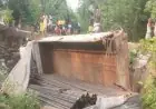 Jamshedpur Accident : होरगाड़ा पुलिया के नीचे गिरा लोहे के पाइपों से लदा बेकाबू ट्रक, टला भीषण और बड़ा खूनी मंजर!