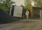 Ramgarh Coal Crash :  सौंदा डी मुख्य मार्ग पर पलटा रिडक्शन कोयले से लदा 22 चक्का हाईवा, बिजली पोल टूटने से पूरे अंचल की बत्ती गुल!