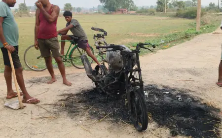 Latehar Fury: चेतर गांव में बकरी चुराकर भाग रहे चोरों की बाइक ग्रामीणों ने फूंकी, मवेशी तस्करों ने भागकर बचाई जान!