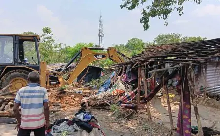 Chakradharpur Action:  गैंगखोली में रेलवे का चला पीला पंजा, प्लेटफॉर्म विस्तार के लिए उजाड़ी गईं 20 झोपड़ियां!