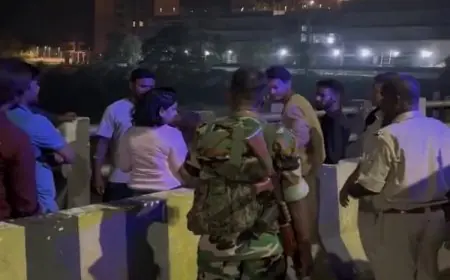 Jamshedpur Suicide Attempt : डोबो पुल से उफनती नदी में छलांग लगाने दौड़ी अवसादग्रस्त युवती, जांबाज राहगीरों ने ऐन वक्त पर हाथ पकड़कर बचाई जान!