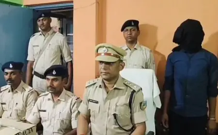 Bokaro Ganja Seized : स्टील प्लांट के गेट नंबर-09 के पास रंगे हाथों पकड़ा गया राहुल गुप्ता, गुमटी से मिला नशीला सामान!