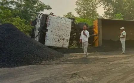 Ramgarh Coal Crash :  सौंदा डी मुख्य मार्ग पर पलटा रिडक्शन कोयले से लदा 22 चक्का हाईवा, बिजली पोल टूटने से पूरे अंचल की बत्ती गुल!