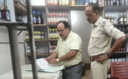 Chaibasa Liquor Raid :  गुवा और नोवामुंडी में उत्पाद विभाग की बड़ी विजुअल छापेमारी, भारी मात्रा में अवैध चुलाई शराब जब्त कर दो धंधेबाज लाइव गिरफ्तार!