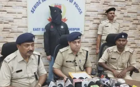 Jamshedpur Arms Smuggling : जुगसलाई में स्विफ्ट डिजायर कार के सीक्रेट कट्स केबिन से दो लोहे के लोडेड पिस्टल मैगजीन बरामद, शातिर सैयद अदनान मिर्जा लाइव गिरफ्तार!