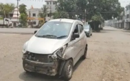 Gamharia Highway Crash: थाना गेट के ठीक सामने तेज रफ्तार हाइवा ने कार को मारी जोरदार टक्कर, ट्रैफिक सिग्नल पोल से टकराकर गाड़ी के उड़े परखच्चे!