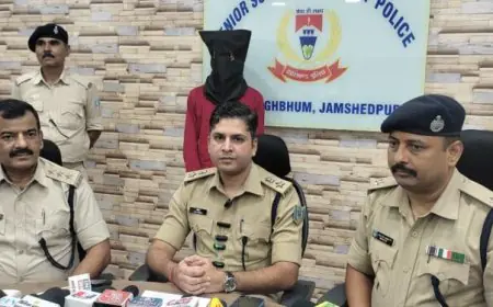 Jamshedpur Gun Arrest : बेलीबोधन घाट पर देसी पिस्टल और जिंदा कारतूस के साथ आरआईटी का निहाल कुमार गुप्ता लाइव दबोचा, सिटी एसपी का बड़ा खुलासा!