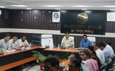 Jamshedpur Review Meeting :  समाहरणालय में उपायुक्त राजीव रंजन की हाई-लेवल विधिक क्लास, पीएम जनमन और धरती आबा अभियान की ढीली रफ्तार पर जताई डार्क नाराजगी!