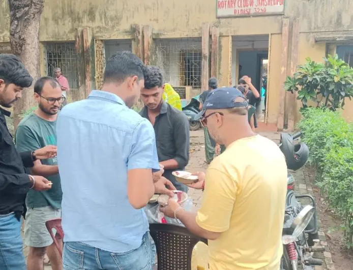 Tatanagar Distribution :  प्रयत्न संस्था ने सैकड़ों जरूरतमंदों के बीच बांटा सम्मान का भोजन, बिष्टुपुर राम मंदिर तक दिखा सेवा का जज्बा!