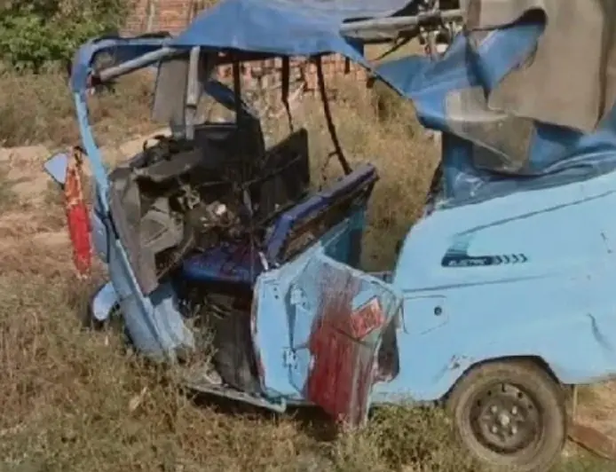 Palamu Collision : जपला-छतरपुर मार्ग पर बोरवेल ट्रक ने ऑटो को रौंदा, पैर कटने से चंद्रिका यादव की ऑन-फील्ड दर्दनाक मौत!