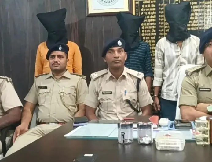 Godda Bust : प्रतापपुर हटिया में बरगद पेड़ के नीचे चल रही थी ड्रग्स डील, पुलिस ने तीन तस्करों को दबोचा!