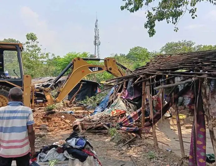Chakradharpur Action:  गैंगखोली में रेलवे का चला पीला पंजा, प्लेटफॉर्म विस्तार के लिए उजाड़ी गईं 20 झोपड़ियां!