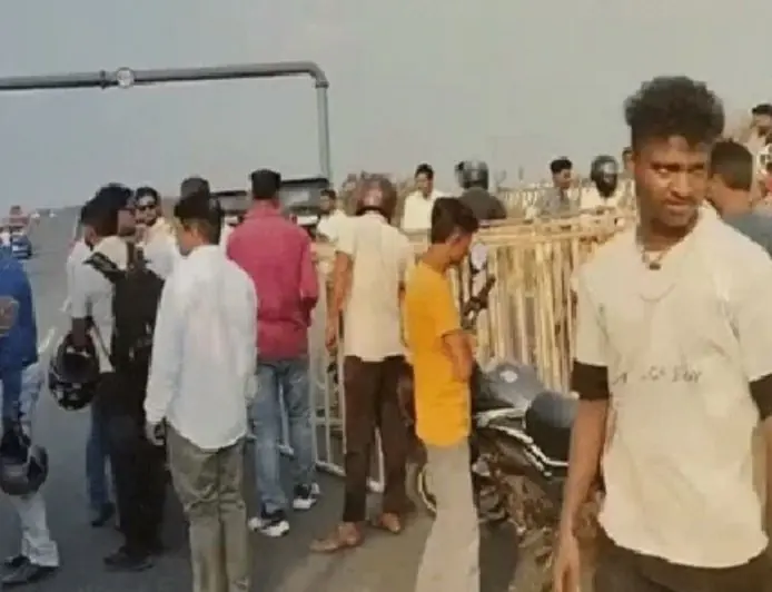 Ranchi Crash : रिंग रोड पर लगी लोहे की बैरिकेडिंग से टकराई तेज रफ्तार बाइक, युवक की मौके पर ही दर्दनाक मौत!