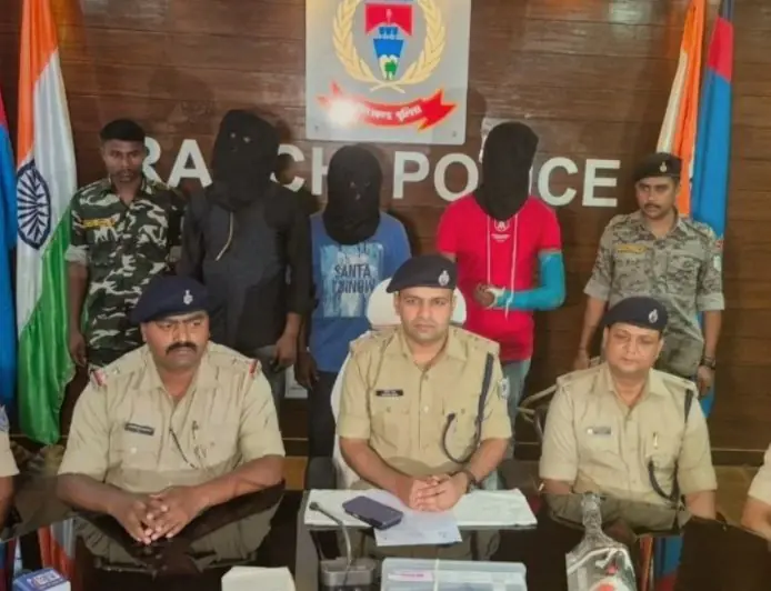 Ranchi Criminal Arrest : स्वर्णरेखा नदी किनारे नीली स्विफ्ट कार से भारी हथियार समेत तीन शातिर अपराधी दबोचे, बड़ी खूनी साजिश नाकाम!