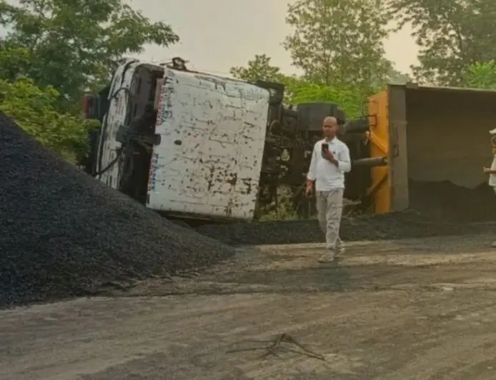 Ramgarh Coal Crash :  सौंदा डी मुख्य मार्ग पर पलटा रिडक्शन कोयले से लदा 22 चक्का हाईवा, बिजली पोल टूटने से पूरे अंचल की बत्ती गुल!