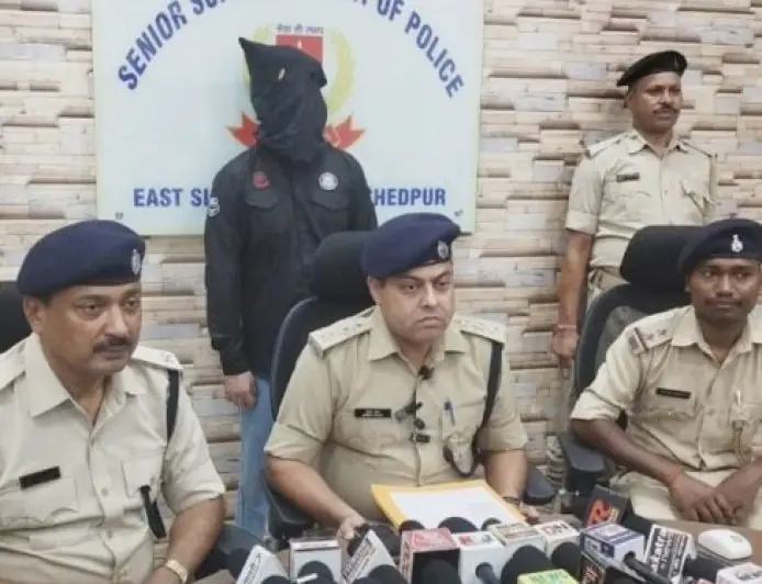 Jamshedpur Arms Smuggling : जुगसलाई में स्विफ्ट डिजायर कार के सीक्रेट कट्स केबिन से दो लोहे के लोडेड पिस्टल मैगजीन बरामद, शातिर सैयद अदनान मिर्जा लाइव गिरफ्तार!