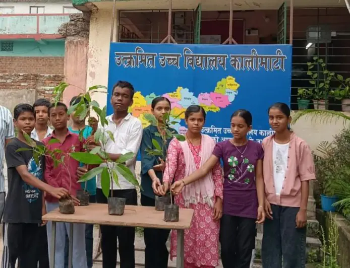 Jamshedpur School Plantation :  उत्क्रमित उच्च विद्यालय कालिमाटी में बच्चों ने जामुन और आम के पौधे रोपे, पर्यावरण मंत्री अनुराग मुंडा की मौजूदगी में गूंजा हरित विधिक संकल्प!