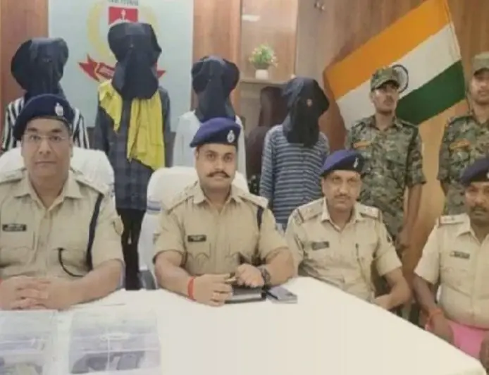 Chatra Raid :  डुमरिया स्कूल परिसर में संभावित डार्क डकैती टली, दो पिस्टल और जिंदा कारतूस के साथ 4 अंतरराज्यीय लाइव शूटर दबोचे!