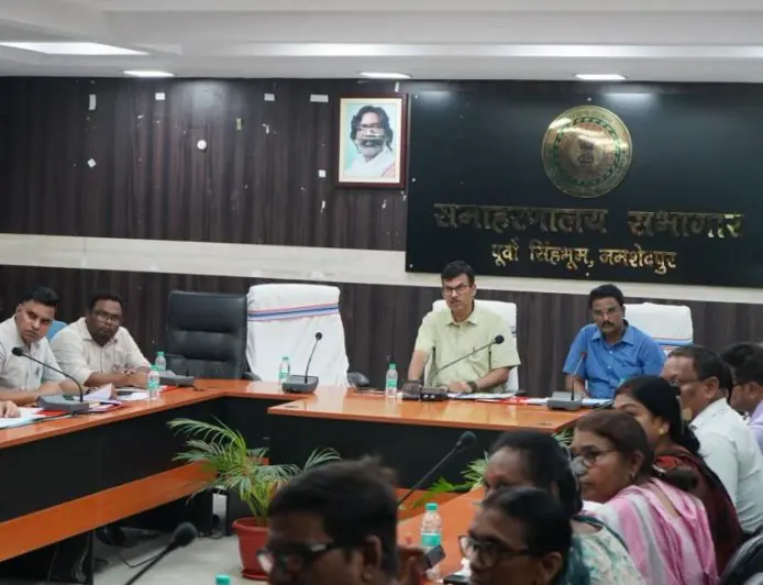 Jamshedpur Review Meeting :  समाहरणालय में उपायुक्त राजीव रंजन की हाई-लेवल विधिक क्लास, पीएम जनमन और धरती आबा अभियान की ढीली रफ्तार पर जताई डार्क नाराजगी!