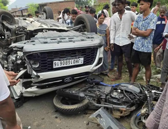 Giridih Road Tragedy : पिपराडीह ओवरब्रिज के पास भीषण ट्रिपल टक्कर, मिनी एसयूवी की चपेट में आने से पिता अब्बू हयात और 6 वर्षीय बेटे अमीनुल की मौत!